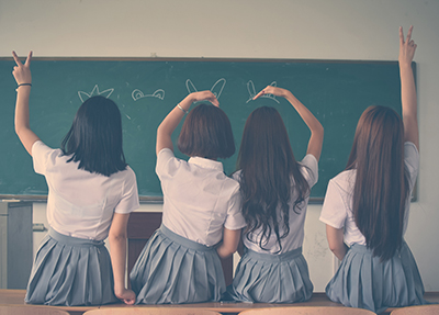 初中毕业的女生