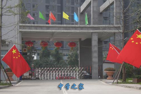 校门口国旗飘飘